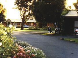 Colonial Village Motel - Airlie Beach Holiday 0