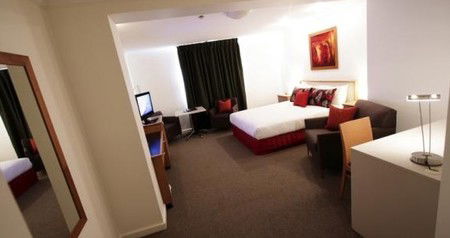 Townhouse Hotel - Airlie Beach Holiday 0