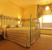 The Russell Hotel - Airlie Beach Holiday