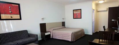 Charles Sturt Motor Inn - Airlie Beach Holiday 0