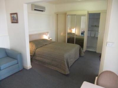 Country Comfort Cowra Countryman Motor Inn - Airlie Beach Holiday 1