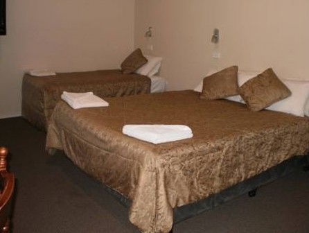 Colonial Village Motel - Airlie Beach Holiday 4