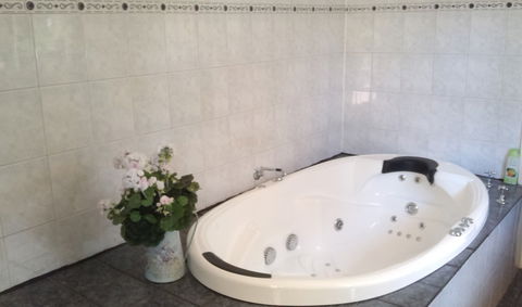 Angaston Rose B&B - Airlie Beach Holiday 4