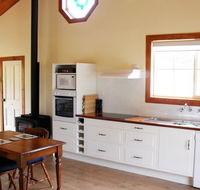 The Old Oak Bed and Breakfast - The Shearing Quarters - Airlie Beach Holiday