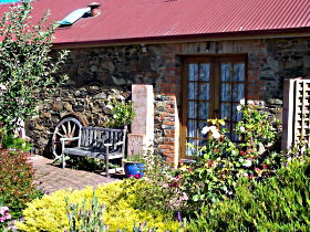 Evandale Stables Accommodation - Airlie Beach Holiday 0