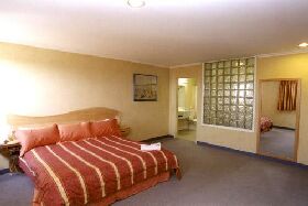 Lighthouse Hotel - Airlie Beach Holiday 0