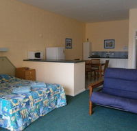 Penguin Holiday Apartments - Airlie Beach Holiday