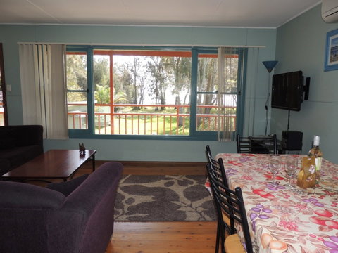 A Paradise Bungalow Waterfront - Airlie Beach Holiday 3