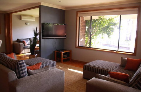 Plantation Point Beach House - Airlie Beach Holiday 3