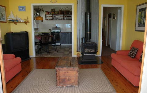 A Lake House At Burrill Lake - Airlie Beach Holiday 1