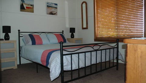 A Lake House At Burrill Lake - Airlie Beach Holiday 3