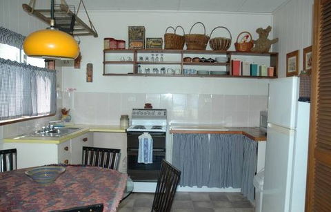 A Lake House At Burrill Lake - Airlie Beach Holiday 4