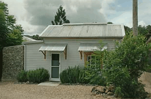Mavis's Kitchen and Cabins - Airlie Beach Holiday