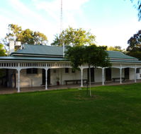 Lake Victoria Station Lodge - Airlie Beach Holiday
