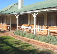 Gundagai Historic Cottages Bed and Breakfast - Airlie Beach Holiday