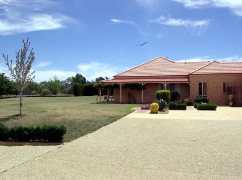 Fairways Bed And Breakfast At Jerilderie - Airlie Beach Holiday 0