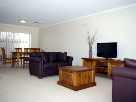 Fairways Bed And Breakfast At Jerilderie - Airlie Beach Holiday 2