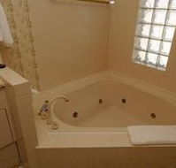 McNevins Warwick Motel and Gunyah Restaurant - Airlie Beach Holiday