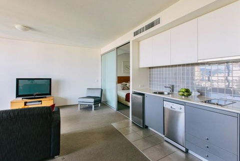 Cairns Harbour Lights Hotel - Airlie Beach Holiday 1