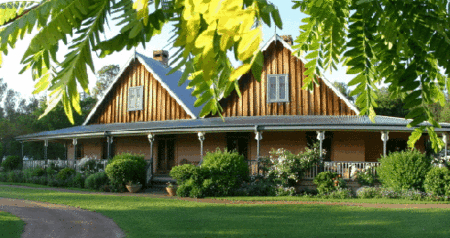 Carriages Country House - Airlie Beach Holiday