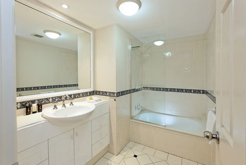 La Grande Apartments Broadbeach - Airlie Beach Holiday 3