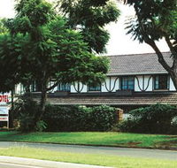 A Tudor Lodge Motel - Airlie Beach Holiday