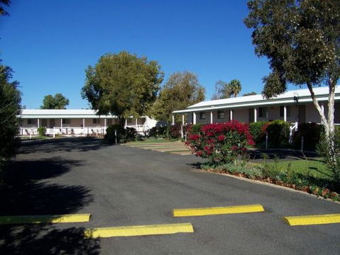 The Country Way Motor Inn - Airlie Beach Holiday 0