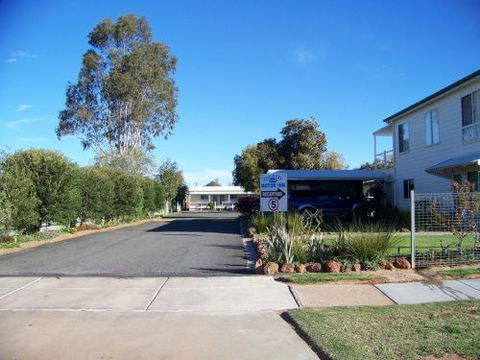 The Country Way Motor Inn - Airlie Beach Holiday 1