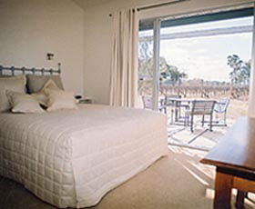 Tinnies At Back Creek Vineyard - Airlie Beach Holiday 0