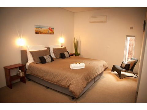 Hanover Bay Studio Apartments - Airlie Beach Holiday 0