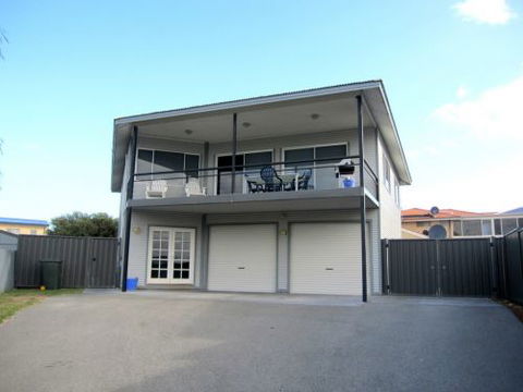 Lancelin Beach Breaks Holiday Accommodation - Airlie Beach Holiday 0
