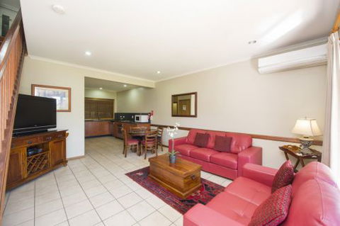 Portside Executive Aparments - Airlie Beach Holiday 3