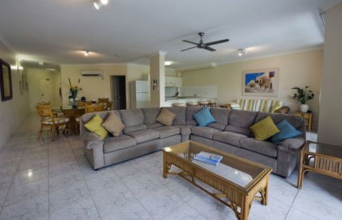 Costa Royale Trinity Beach  - Airlie Beach Holiday 1