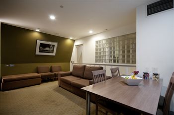 Crossley Hotel Melbourne - Airlie Beach Holiday 10