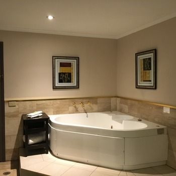Eltham Gateway Hotel - Airlie Beach Holiday 5