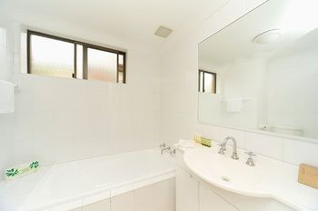 Waldorf Eastwood Residential Apartments - Airlie Beach Holiday 8