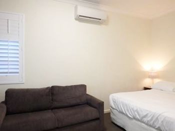 Naughtons Parkville Hotel - Airlie Beach Holiday 1