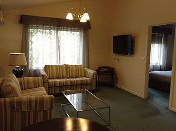 Elizabethan Lodge - Airlie Beach Holiday 8