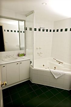 Elizabethan Lodge - Airlie Beach Holiday 10