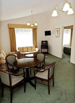 Elizabethan Lodge - Airlie Beach Holiday 18