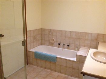 Australian Home Away @ Doncaster Elgar - Airlie Beach Holiday 0