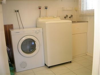 Australian Home Away @ Doncaster Grange Park - Airlie Beach Holiday 3