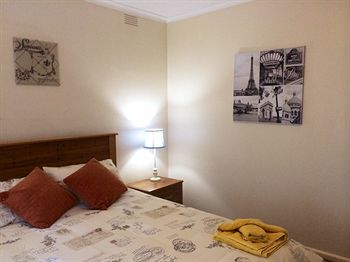 Australian Home Away @ Doncaster Grange Park - Airlie Beach Holiday 4