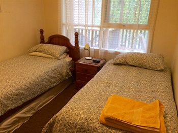 Australian Home Away @ Doncaster Grange Park - Airlie Beach Holiday 6