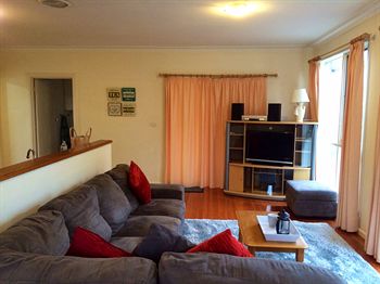 Australian Home Away @ Doncaster Grange Park - Airlie Beach Holiday 14