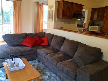 Australian Home Away @ Doncaster Grange Park - Airlie Beach Holiday 17