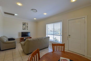Cadman Motor Inn & Apartments - Airlie Beach Holiday 5