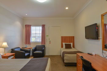 Cadman Motor Inn & Apartments - Airlie Beach Holiday 6