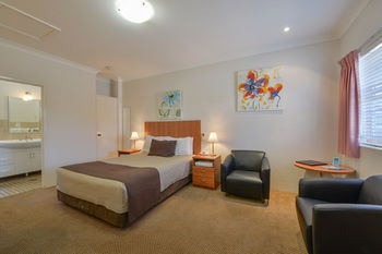 Cadman Motor Inn & Apartments - Airlie Beach Holiday 9
