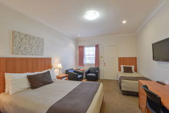 Cadman Motor Inn & Apartments - Airlie Beach Holiday 11